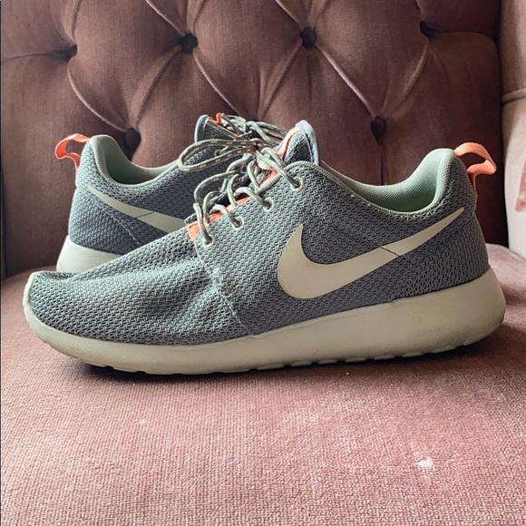 Nike Shoes - Nike Roshe
